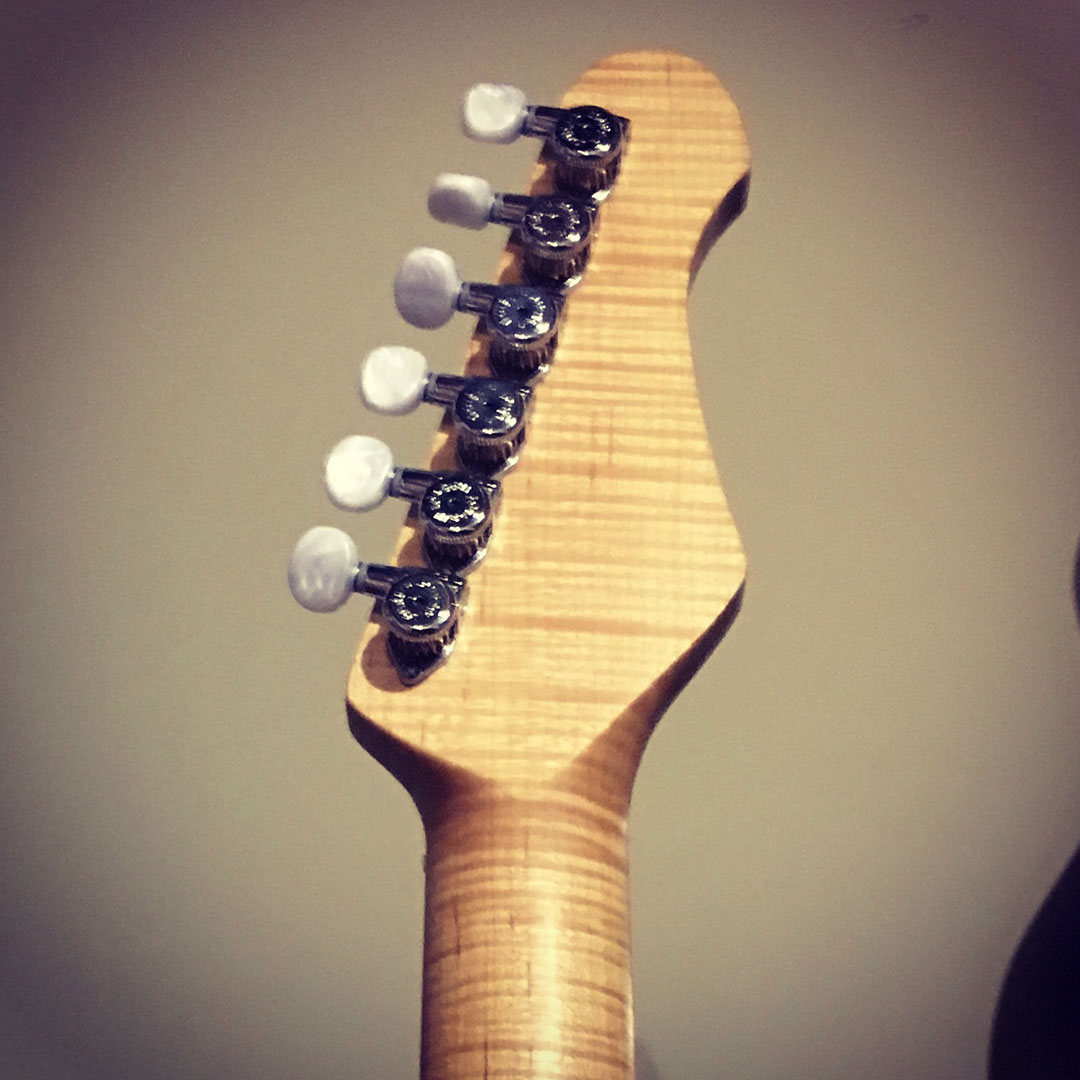 roberto venn team lippi mini t misty pink headstock back John Lippi